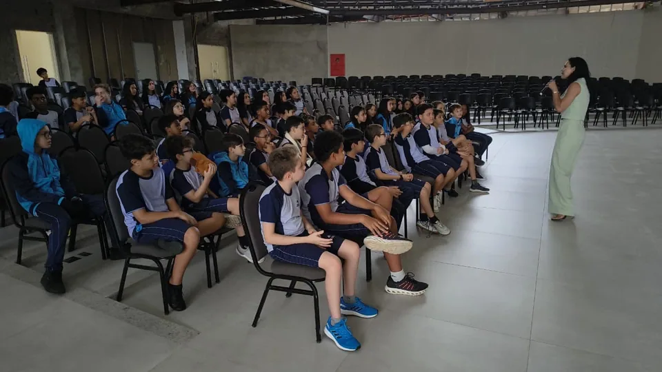 Participantes em auditório durante atividade educativa